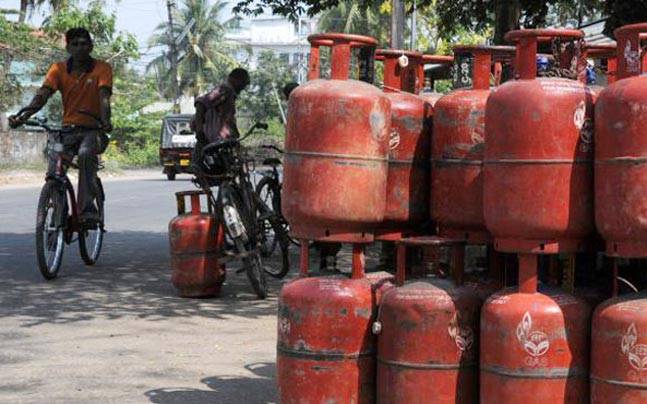 good-news-for-all-gas-holders-under-ujjwala-scheme (2)