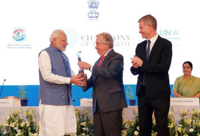 prime-minister-modi-made-the-champions-of-earth-the-united-nations-chief-honored-him-in-india (2)