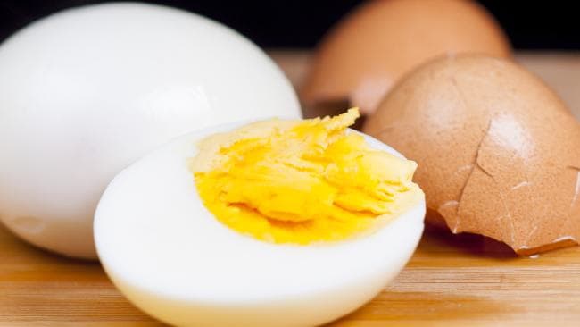 Before eating the egg, know if the egg is raw or boiled अंडा
