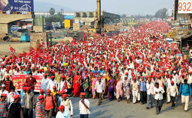 Maharashtra farmers call off march after state government steps in