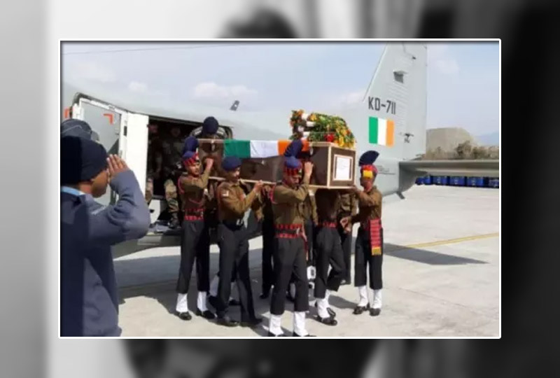 Promise to return mother with saris, martyr Major reached home in a tricolor