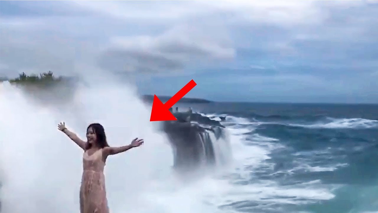 The girl was posing near the wave in Indonesia, the sudden horrific waves, see what happened, the video
