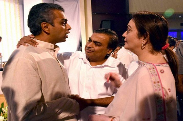 Mukesh Ambani, who came forward in support of Congress leader Milind Deora, can increase BJP's problems