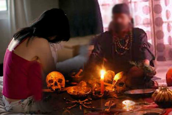 A tantrik has blamed a married woman without having to wear clothes without worshiping