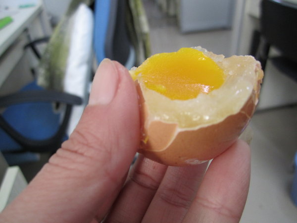 Identify plastic eggs in this way - do not be deceived, know the right way