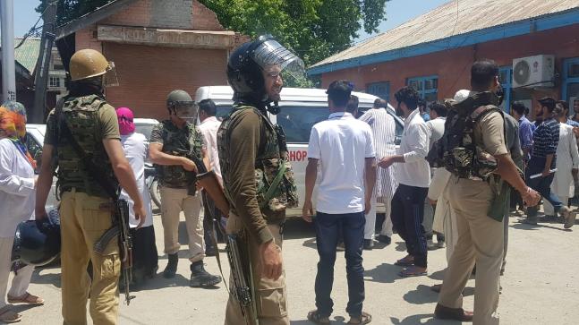 8 people injured, two seriously injured, militants thrown grenade at police station