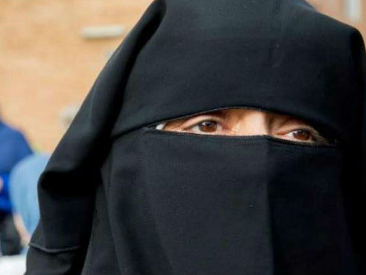 Burqa clad women stopped from boarding in Metro in lakhnow station