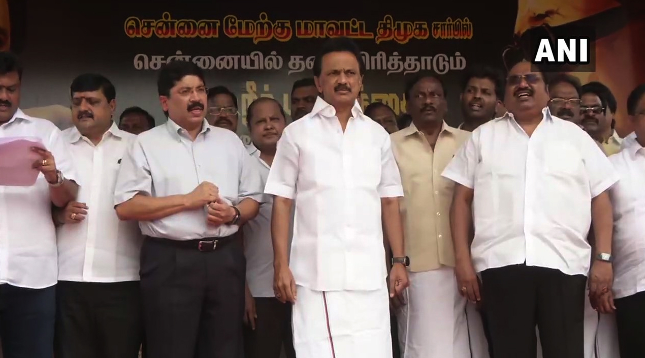 chennai-water-crisis-dmk-protested-against-aiadmk-issued-notice-in-lok-sabha