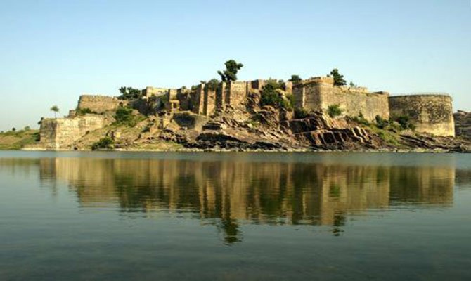 centuries-of-purna-gagarons-water-fort-still-has-the-sounds-of-hookah-drinking-here-today-गागरोन