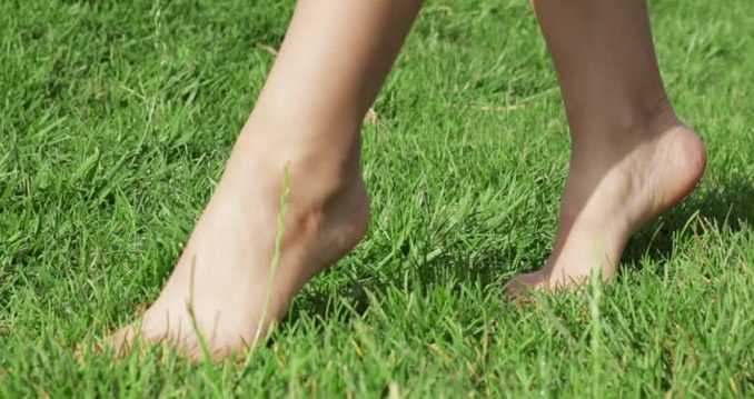 Morning miracle on bare feet green grass has these amazing benefits नंगे