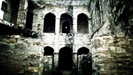 Inside this fort, it is believed that ghost haunts never go in the light of day. भूत