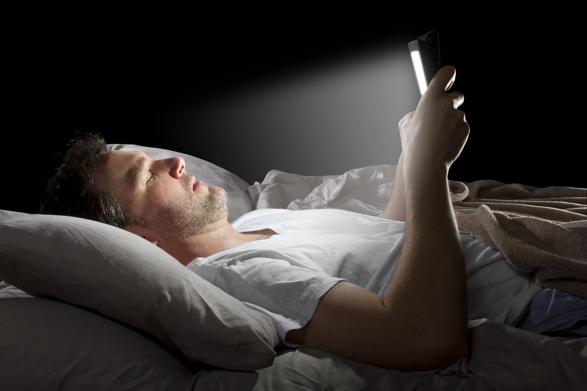 70% of people will not know how harmful is the use of mobile before sleeping मोबाइल