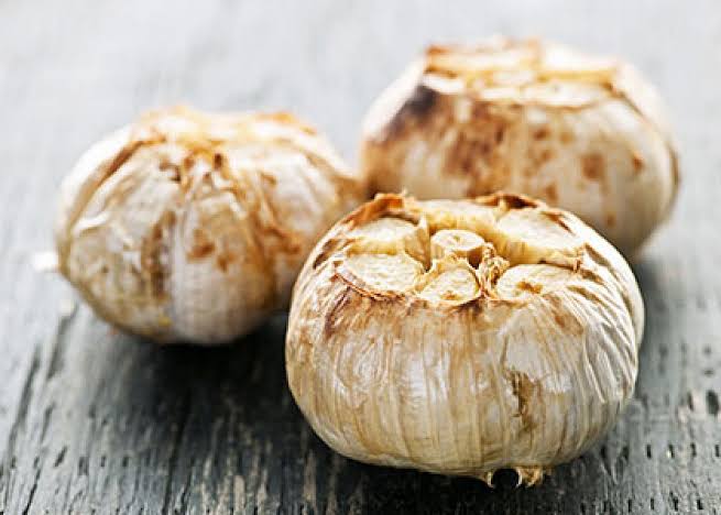 These are the great benefits of eating roasted garlic on an empty stomach every morning लहसुन