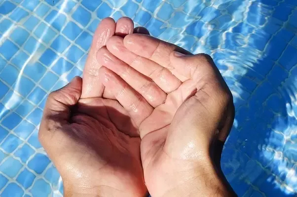 After a long bath or swimming in the pool for a long time, our hands and toes become wrinkled. Do you know why