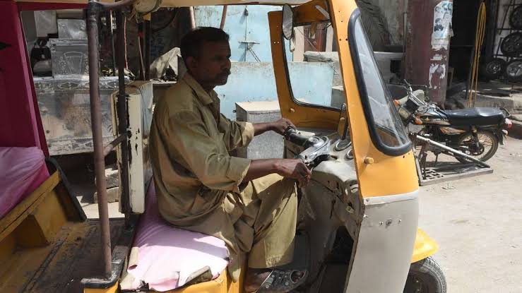मामूली पाकिस्तानी रिक्शा चालक के अकाउंट में 2 अरब रूपए है, आखिर कहा से आया इतना पैसा ?