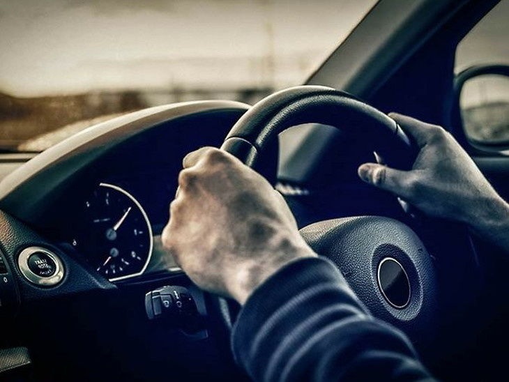 Listening to music while driving can reduce heart tension ड्राइविंग