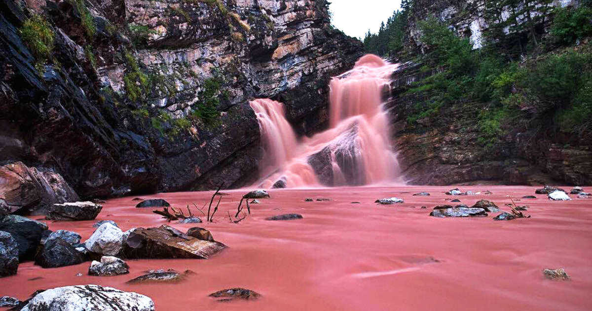 Travel The water color of this waterfall is not white but pink, know what is its specialty