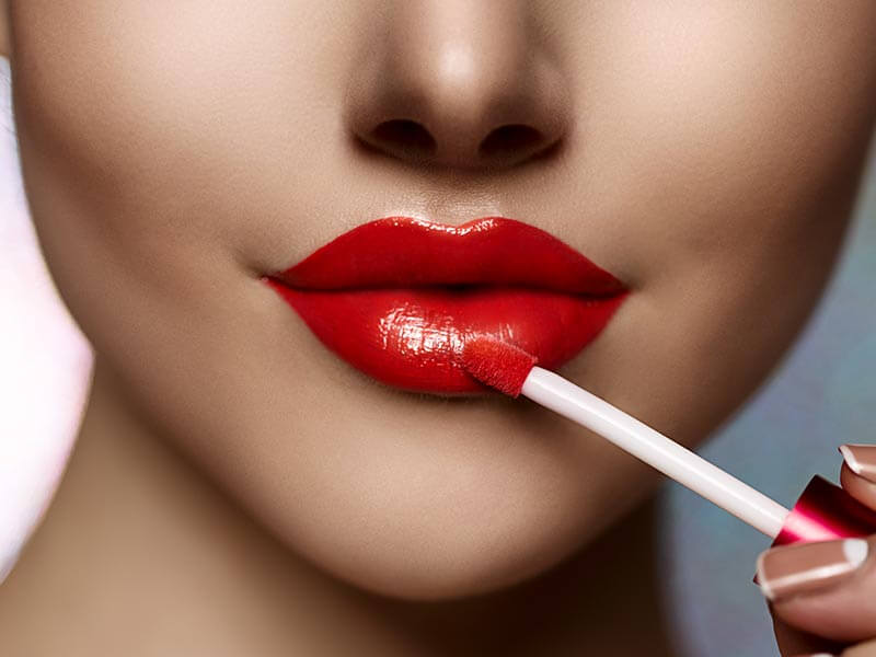 Advantages and disadvantages of applying lipstick that you may not know yet