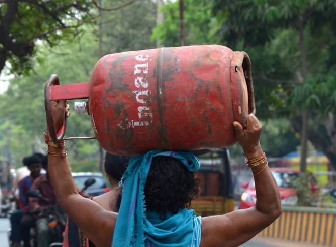 You will be happy seeing the new price of gas cylinder, how much rupee has fallen गैस सिलेंडर