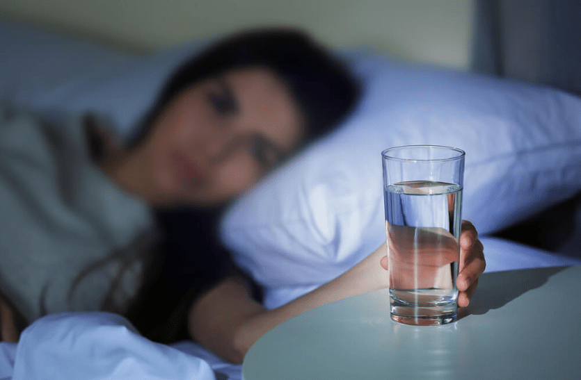 Drinking water while sleeping is dangerous or beneficial, know today सोते