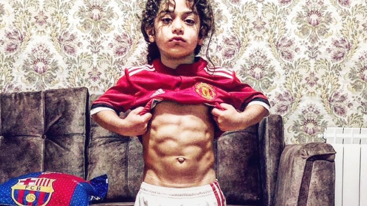 6 पैक एब्स OMG !! This 6 year old child has 6 pack abs !!! Learn about this social media star