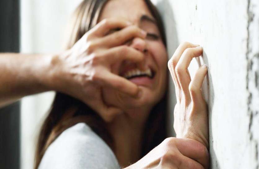 OMG !! A dumb girl was raped by a minor girl, father asked for help बलात्कार
