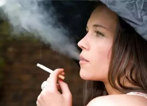 Women who smoke cigarettes must read this news once in a while
