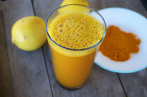 Every man should drink and sleep turmeric milk at night, know its amazing benefits! आदमी