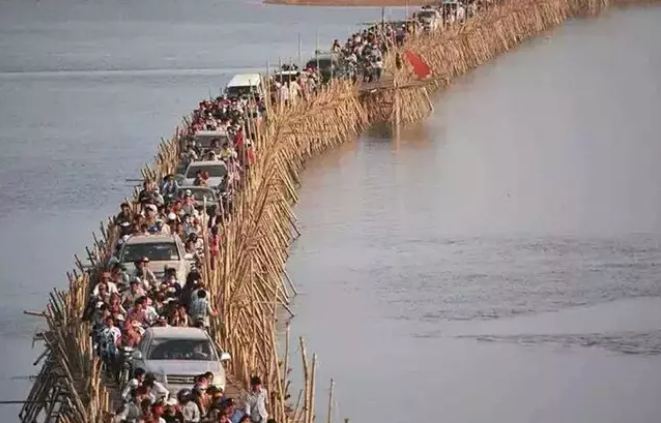 Marvelous The bridge is made up of 50,000 bamboo, ranging from car to truck.
