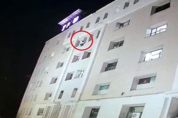 Corona positive head constable committed suicide by jumping from 5th floor of hospital
