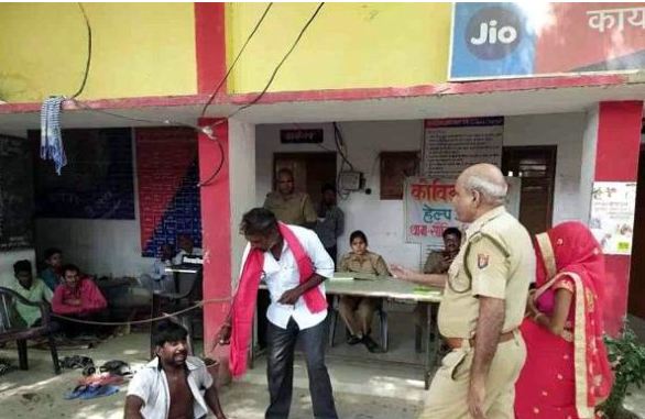 The injured handicap kept screaming for hours in the police station, but the policeman beaten mercilessly, the wife made the video viral.