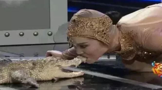 This woman did something with a crocodile, you will be surprised to see
