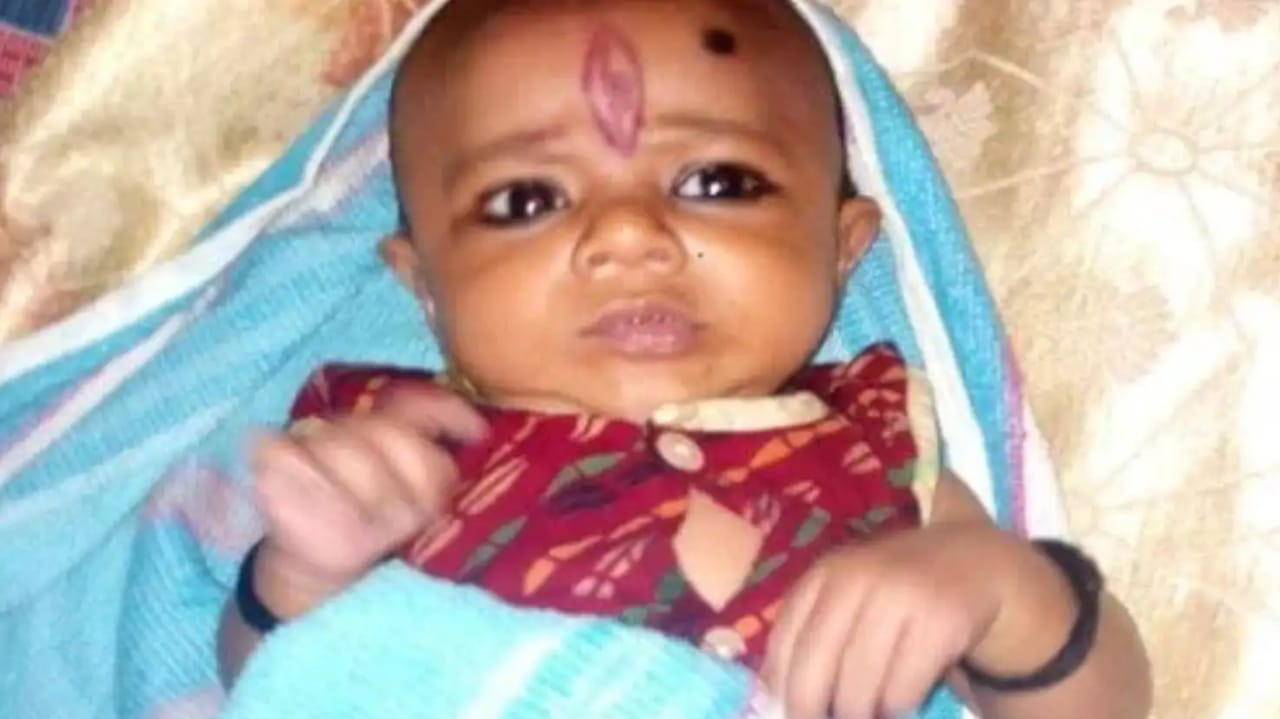 amazing !! Trishul is seen on this child's forehead, you will be surprised to see ...