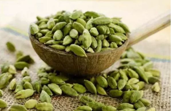 Chew 3 cardamoms every night before going to bed, these 2 diseases will end from the root