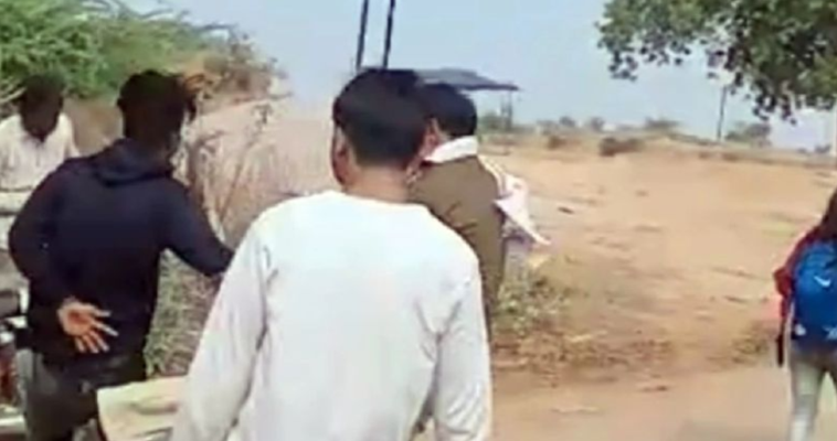 Villagers caught lover and girlfriend, did policeman do dirty work Photos went viral