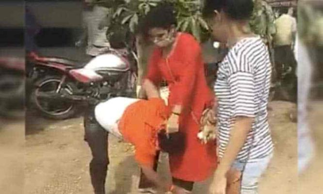 Two girls of Congress leader molesting beaten by slippers, Orai railway station case