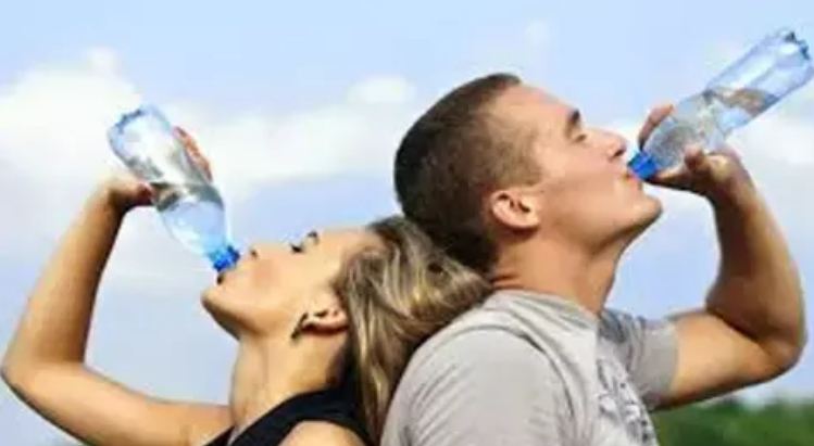 Be careful to drink too much water, kidney failure can happen due to overhydration