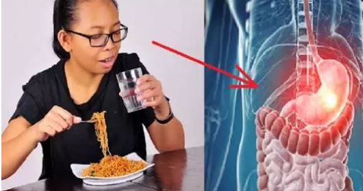 Do you also drink water while eating, then know its disadvantages.