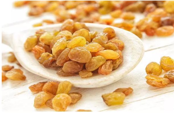 You will be surprised to know so many benefits of eating raisins.