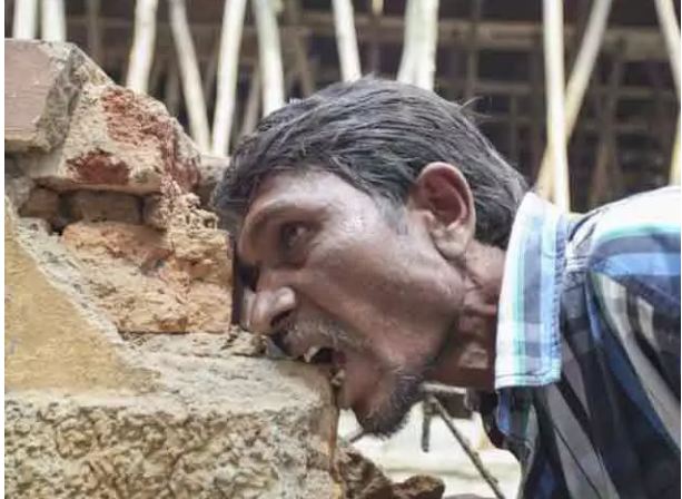 This person eats 3 kg of bricks and soil every day, know the reason
