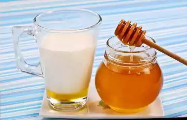 You will not know the tremendous benefit of drinking honey by adding honey to milk.