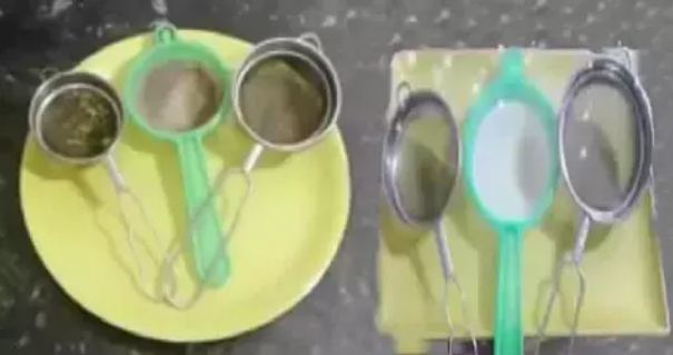 Clean the strainer of tea in two easy ways in a minute, even with a domestic way