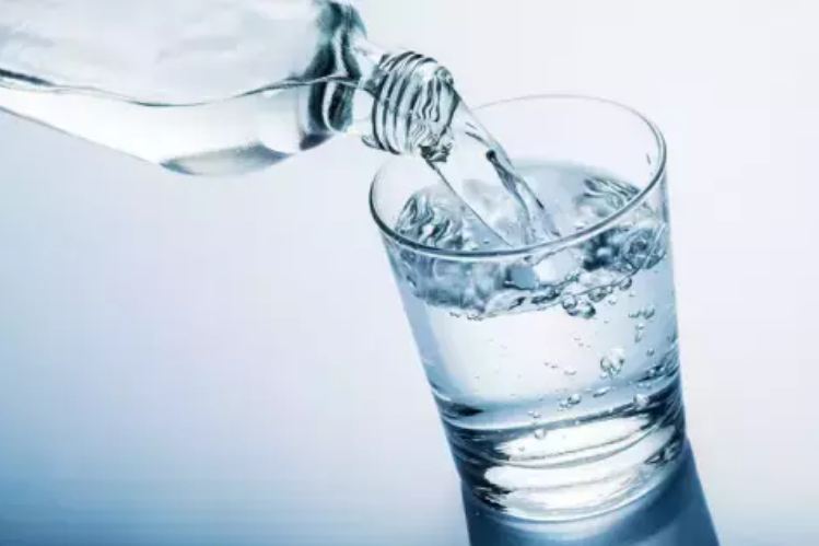 Know how much water a normal person should drink daily