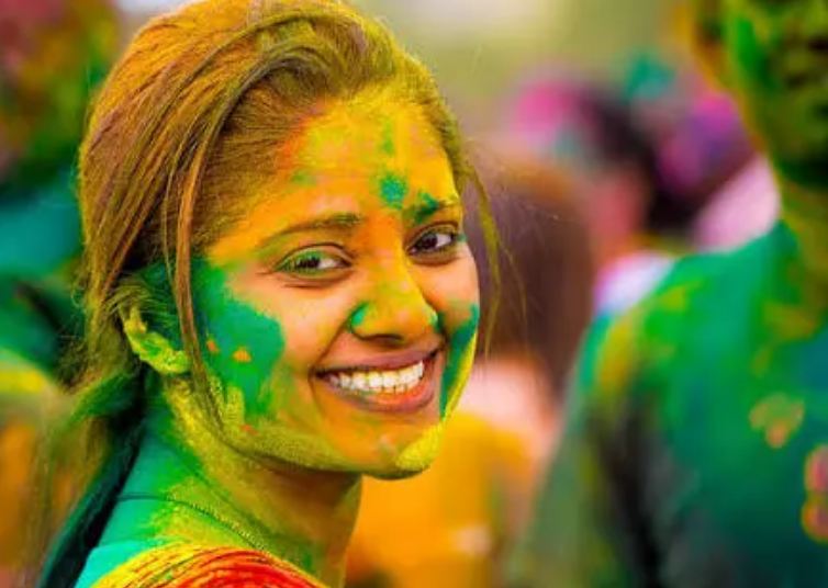 Holi Special measures to protect hair and skin from harmful colors