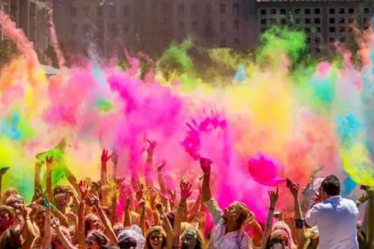If these five things are done on Holi, then there will be no shortage of money throughout the year.