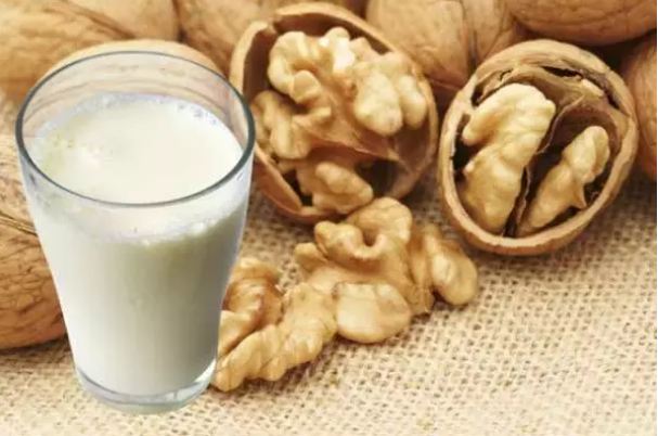You will also start using it by knowing the benefits of drinking walnut milk
