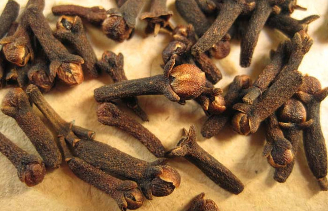 Eat two cloves and drink warm water at bedtime, these 2 serious diseases will end from the root