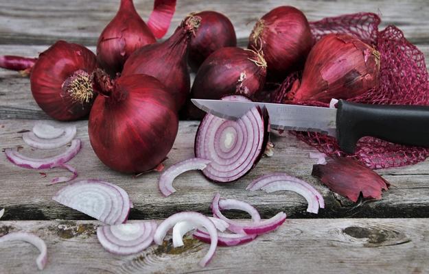 Put onion in socks before sleeping, then there will be amazing benefits