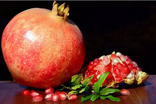Consumption of pomegranate is like poison for people suffering from these 5 diseases, know
