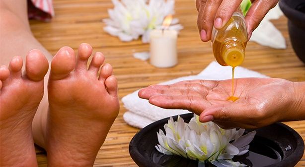 Massage the soles of the feet daily at night, you will get benefits